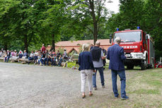 Entzünden des Johannifeuers (Foto: Karl-Franz Thiede)